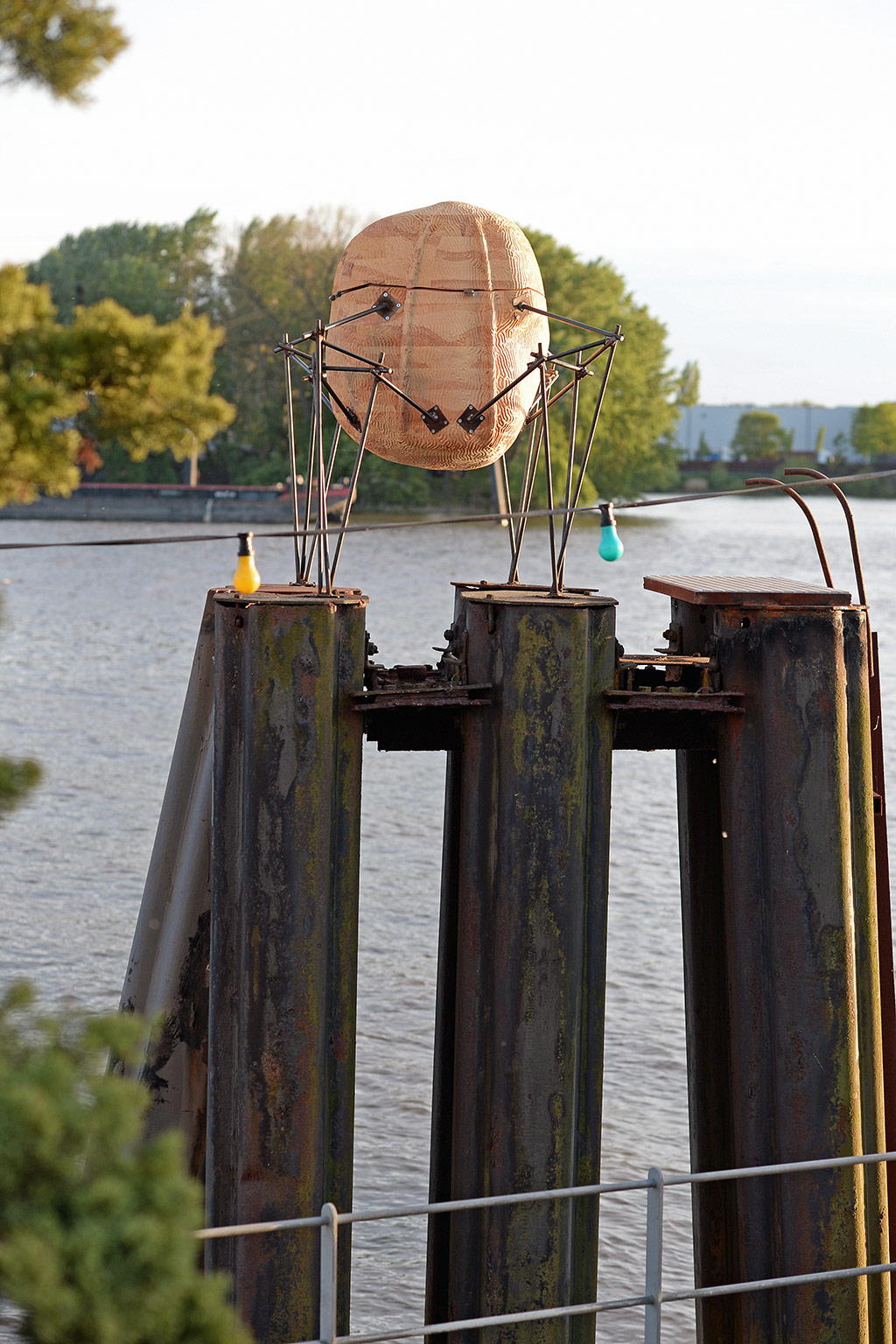 Bienenkorb auf Dalben in Entenwerder © Felix Amsel