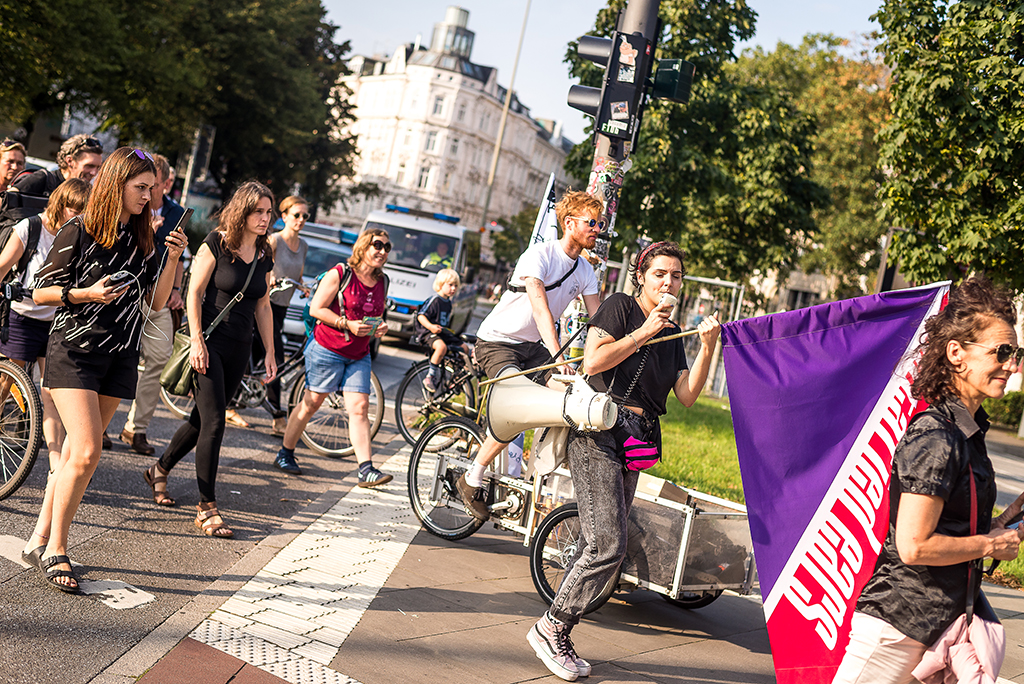 The algorhythm march from Schulterblatt to Westwerk. Photos © Daniel Nide