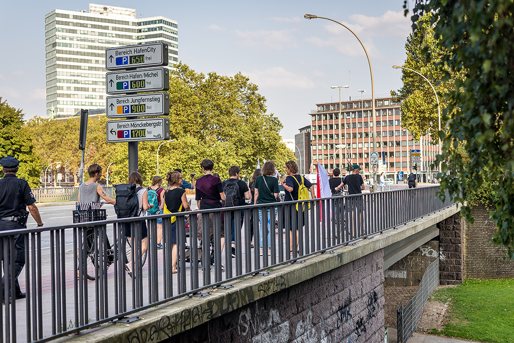 The algorhythm march from Schulterblatt to Westwerk. Photos © Daniel Nide
