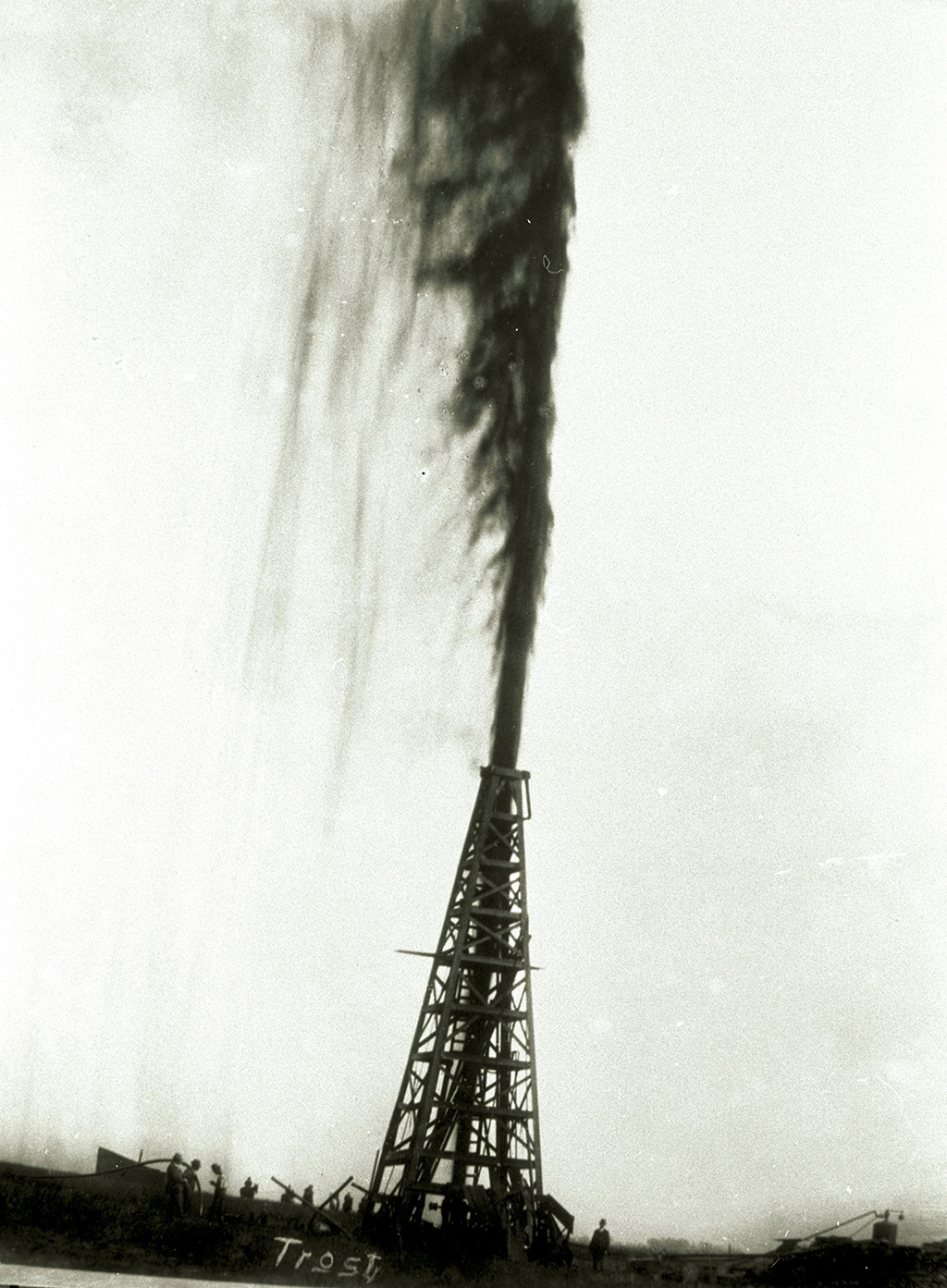 Die sogenannte Lucas-Fontäne in Spindletop, 1901, der Beginn des ersten großen Ölbooms in den USA © Tyrell Historical Library (Beaumont, Texas) the Gilbert Papers, MS 159]