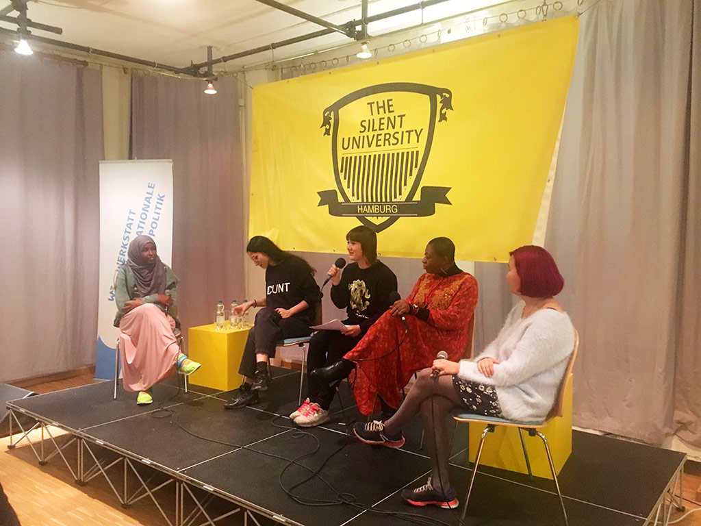 Das Panel: Sadia (Aktivistin), Leyla Yernice (Musikerin), Alina Buchberger (Dramaturgin), Oloruntoyin LaToya Manly-Spain (Aktivistin), Gulzat Matisakova (Filmemacherin)