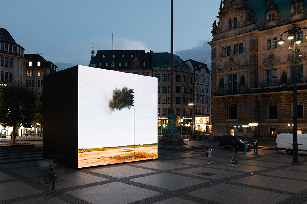 John Gerrard, Western Flag (Spindletop, Texas), 2017  auf dem Hamburger Rathausmarkt 8.–15. 9. 2019 © Kay Riechers