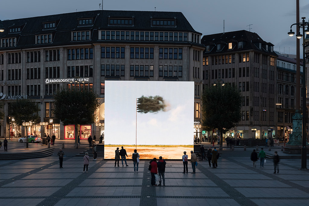 John Gerrard, Western Flag (Spindletop, Texas), 2017  auf dem Hamburger Rathausmarkt 8.–15. 9. 2019 © Kay Riechers